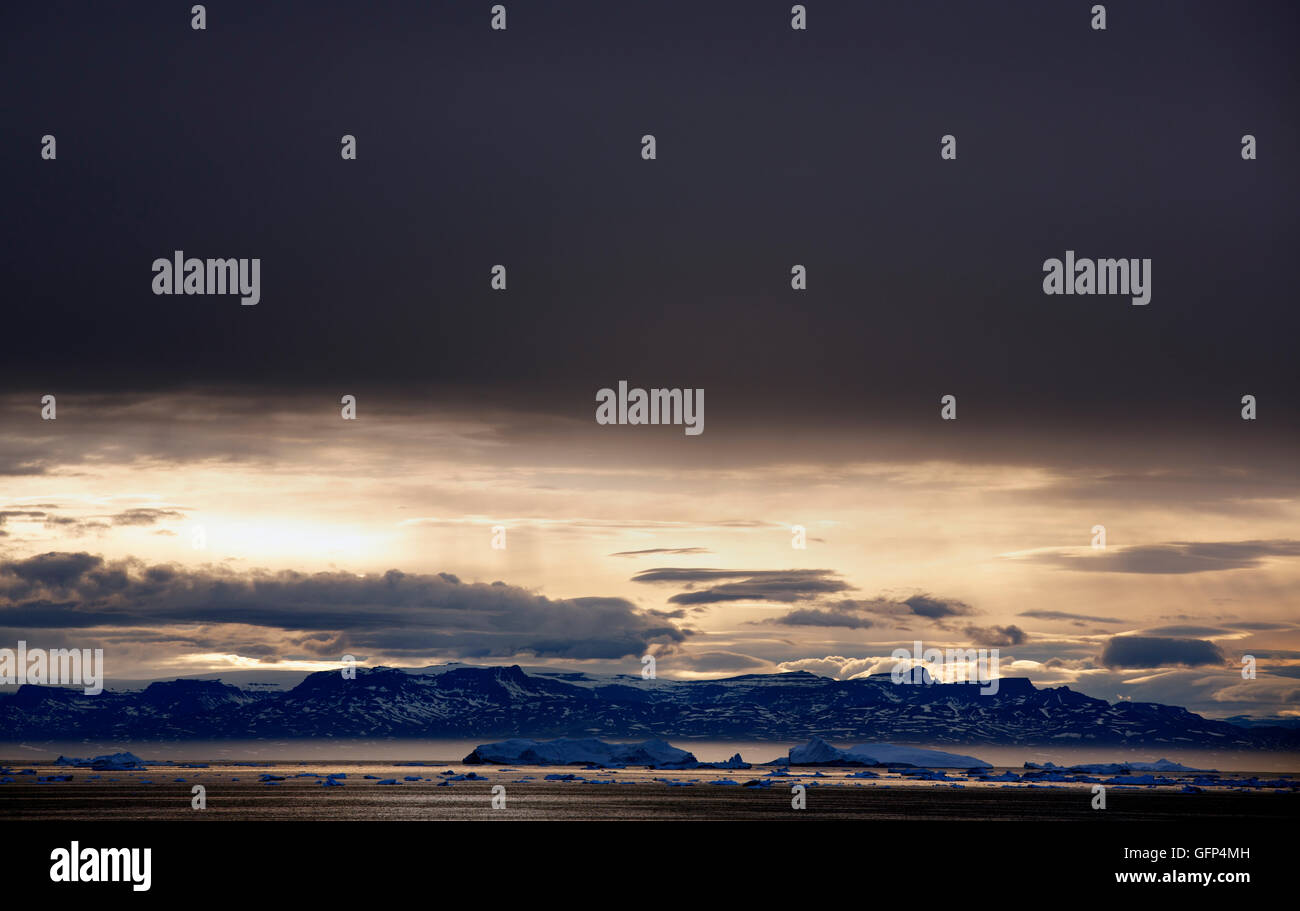Sonne hinter Wolken über Disko-Bucht, Ilulissat, Grönland Stockfoto