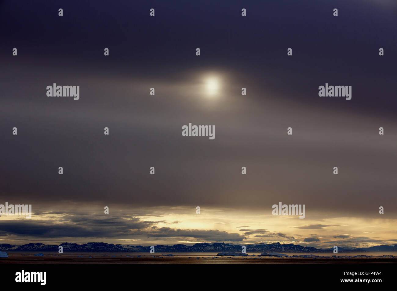 Sonne hinter Wolken über Disko-Bucht, Ilulissat, Grönland Stockfoto