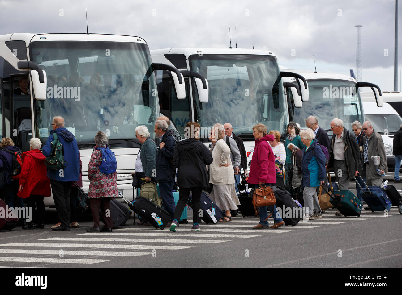 Gruppe Internat Reisebusse, internationalen Flughafen Keflavik, Island Stockfoto