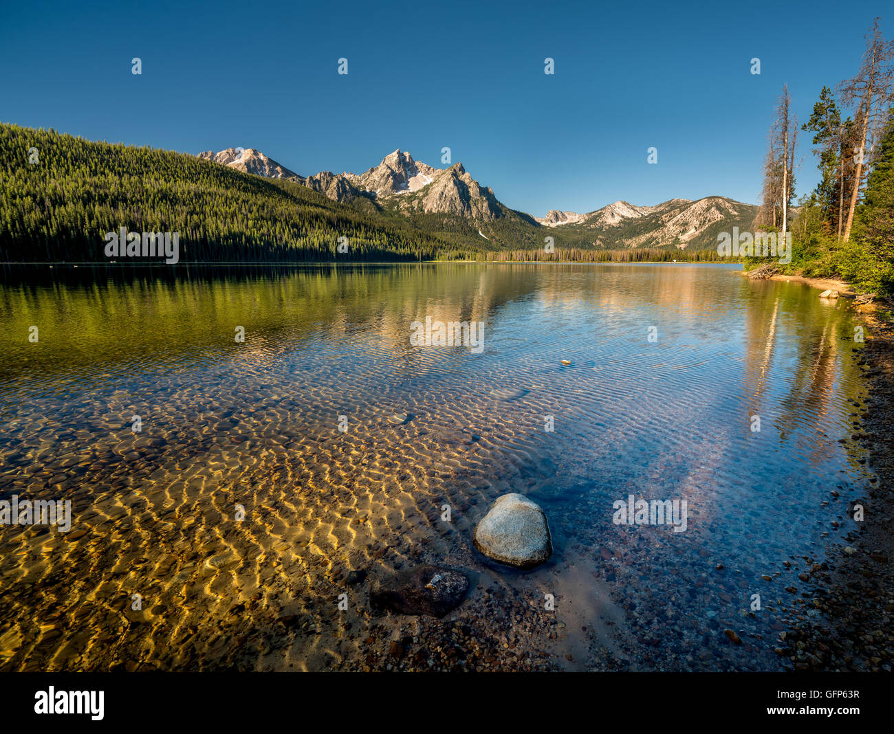 Schönen Morgen auf Stanley See in den Bergen von Idaho mit Rock und Reflexion Stockfoto