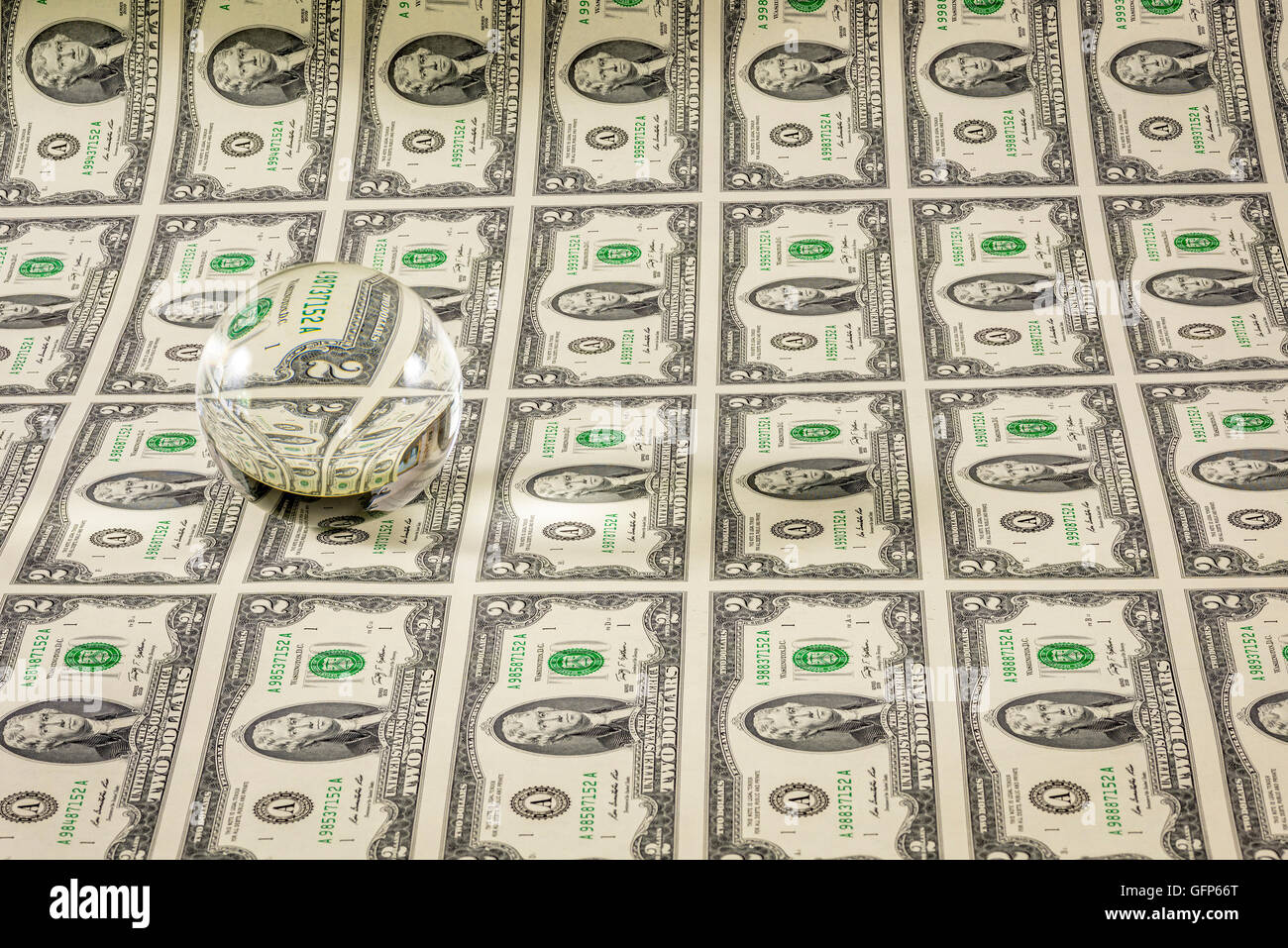 Süße des zwei-Dollar-Scheine mit einer Kristallkugel auf Sie Stockfoto