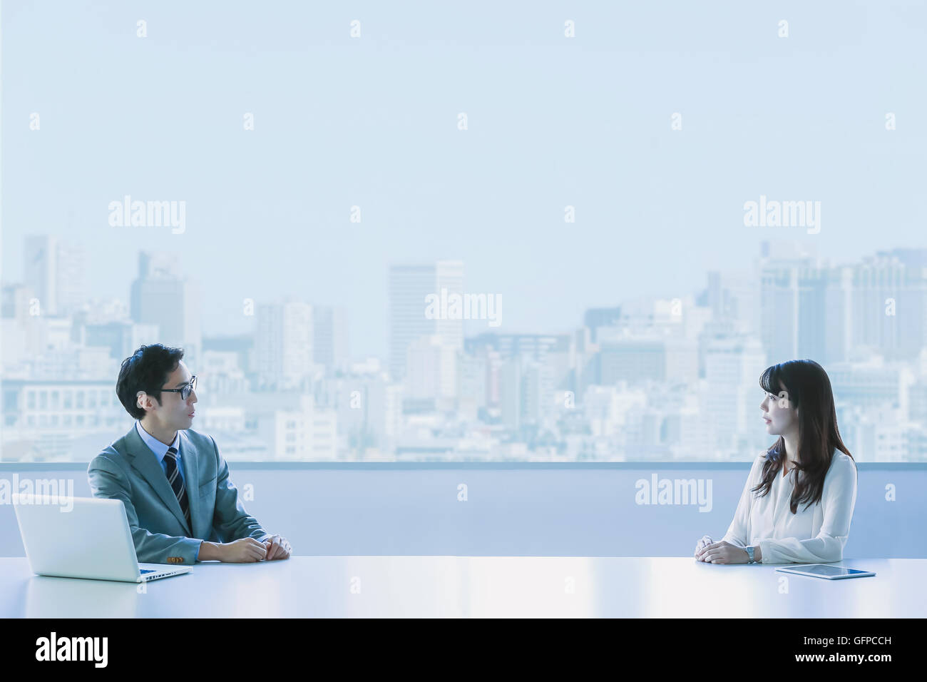 Japanische Geschäftsleute in einem modernen Büro Stockfoto