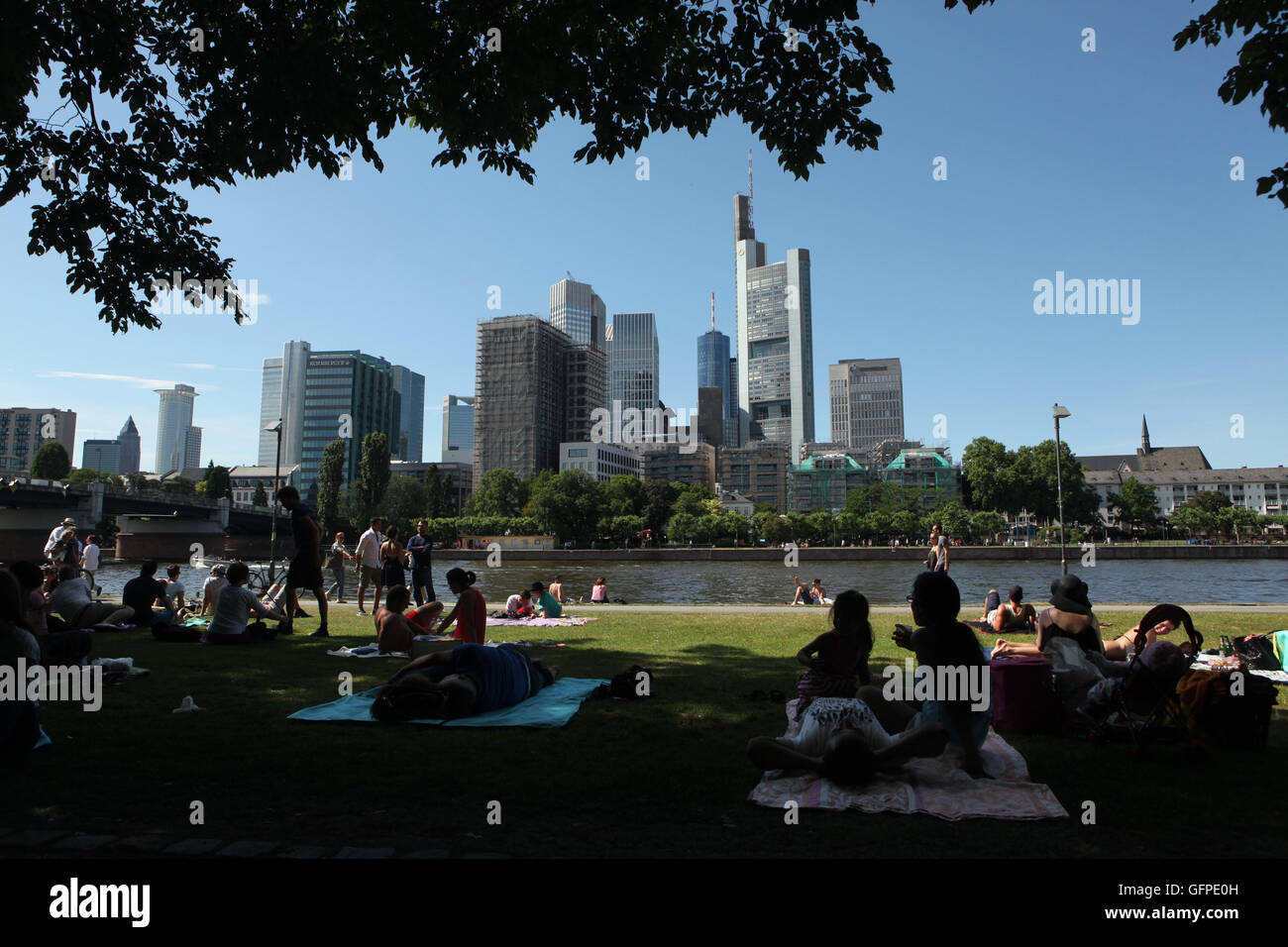 Man gerne im Sommer am Schaumainkai Ufer in Frankfurt Am Main, Hessen