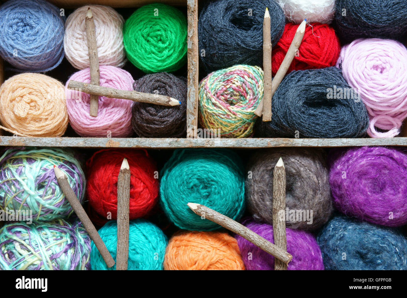 Handgefertigte Uhr aus Gruppe der bunte Ball aus Wolle, tolles Design für Silvester, Zeitvertreib nie zurück, abstraktes Konzept, schöne Stockfoto
