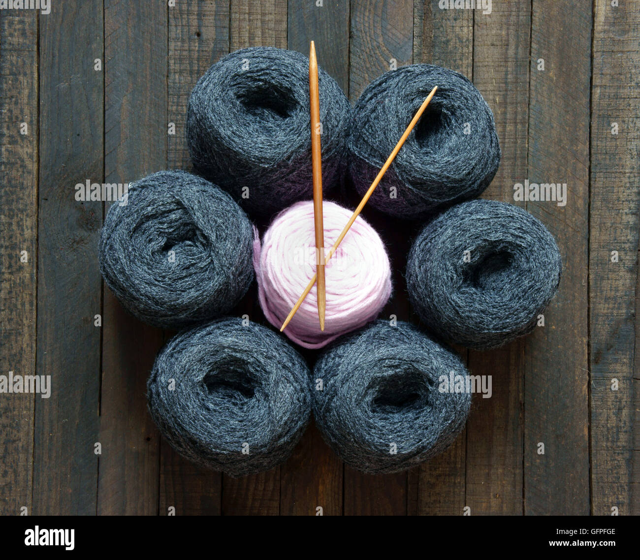 Handgefertigte Uhr aus Gruppe der bunte Ball aus Wolle, tolles Design für Silvester, Zeitvertreib nie zurück, abstraktes Konzept, schöne Stockfoto