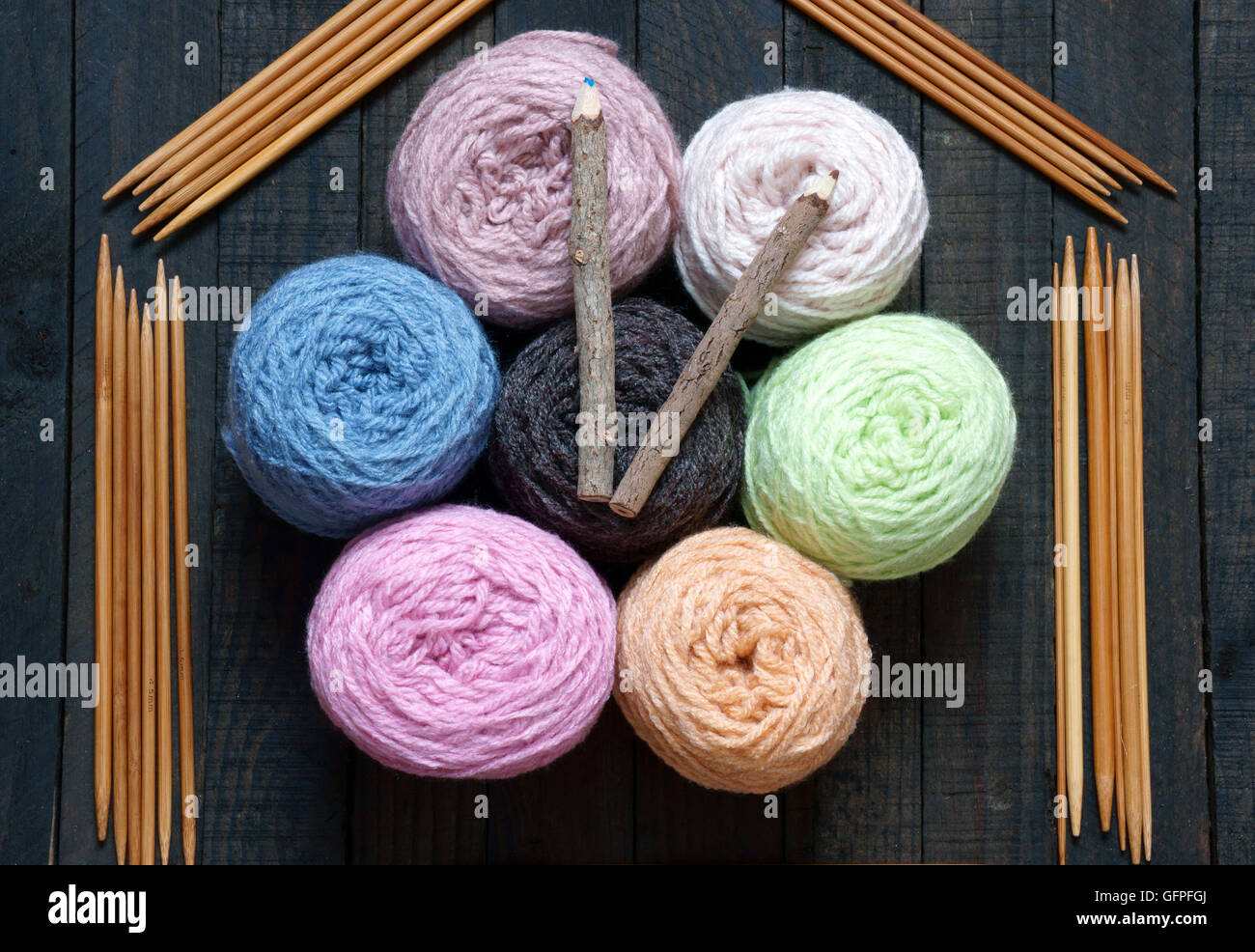 Handgefertigte Uhr aus Gruppe der bunte Ball aus Wolle, tolles Design für Silvester, Zeitvertreib nie zurück, abstraktes Konzept, schöne Stockfoto