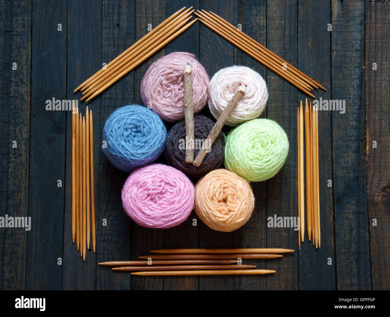 Handgefertigte Uhr aus Gruppe der bunte Ball aus Wolle, tolles Design für Silvester, Zeitvertreib nie zurück, abstraktes Konzept, schöne Stockfoto