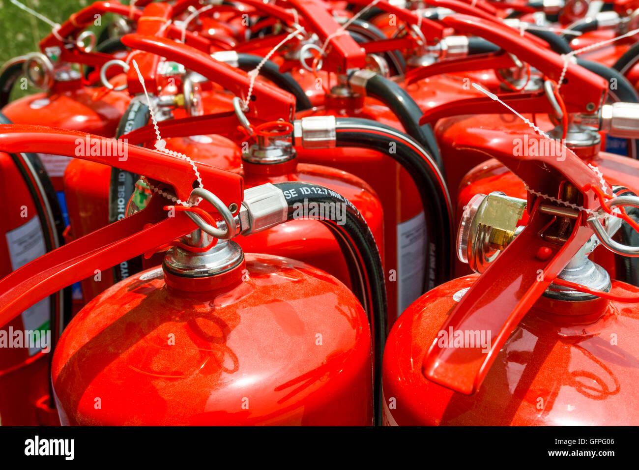Gruppe von Feuerlöschern Stockfoto