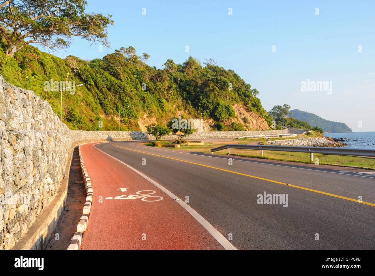 Radweg in der Straße am Meer, Nang Phaya Aussichtspunkt (Chalerm Burapa Chollathit Road), Chanthaburi, Thailand. Stockfoto