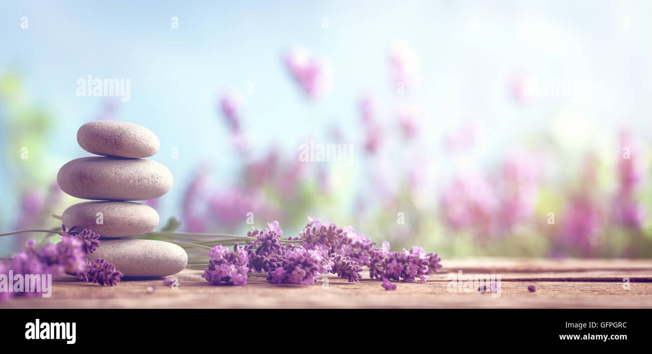 Spa-Stillleben mit Stapel von Steinen und Lavendel Stockfoto