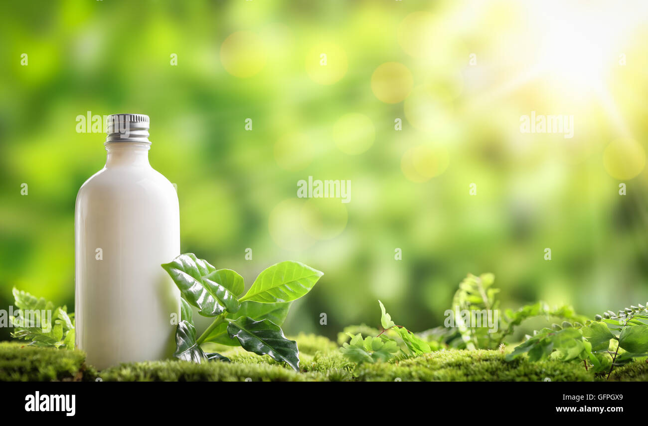 kosmetische Flasche auf Natur Hintergrund Stockfoto