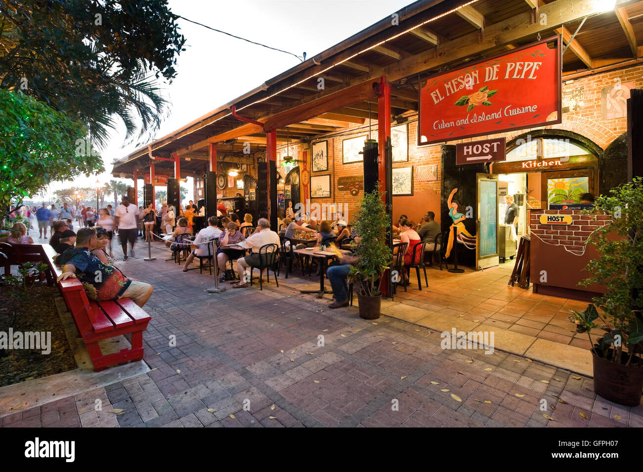 Touristen sind Essen und entspannen in einem Restaurant in der Nähe von Mallory Square in Key West in Florida Stockfoto