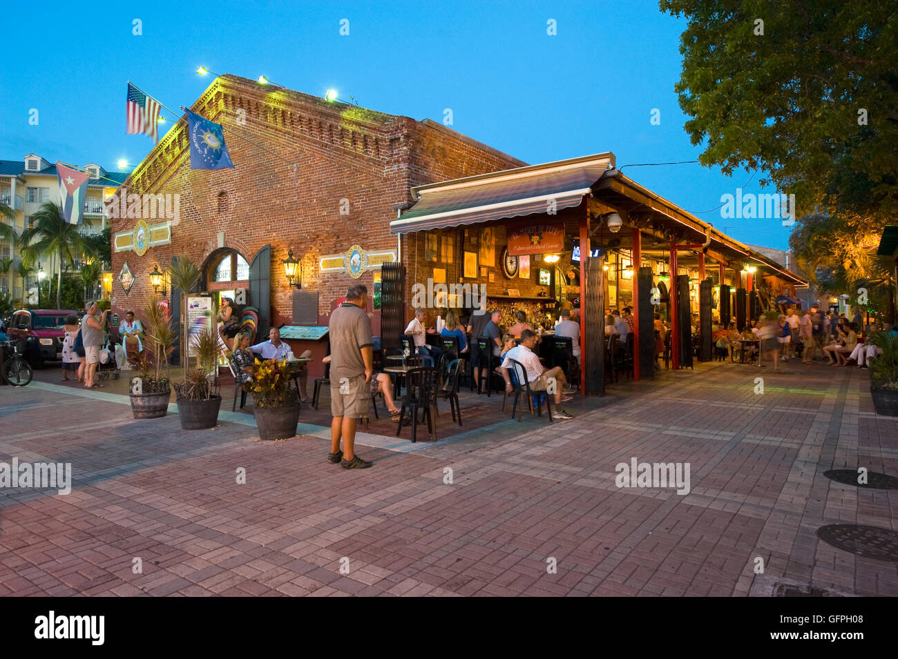 Touristen sind Essen und entspannen in einem Restaurant in der Nähe von Mallory Square in Key West in Florida Stockfoto