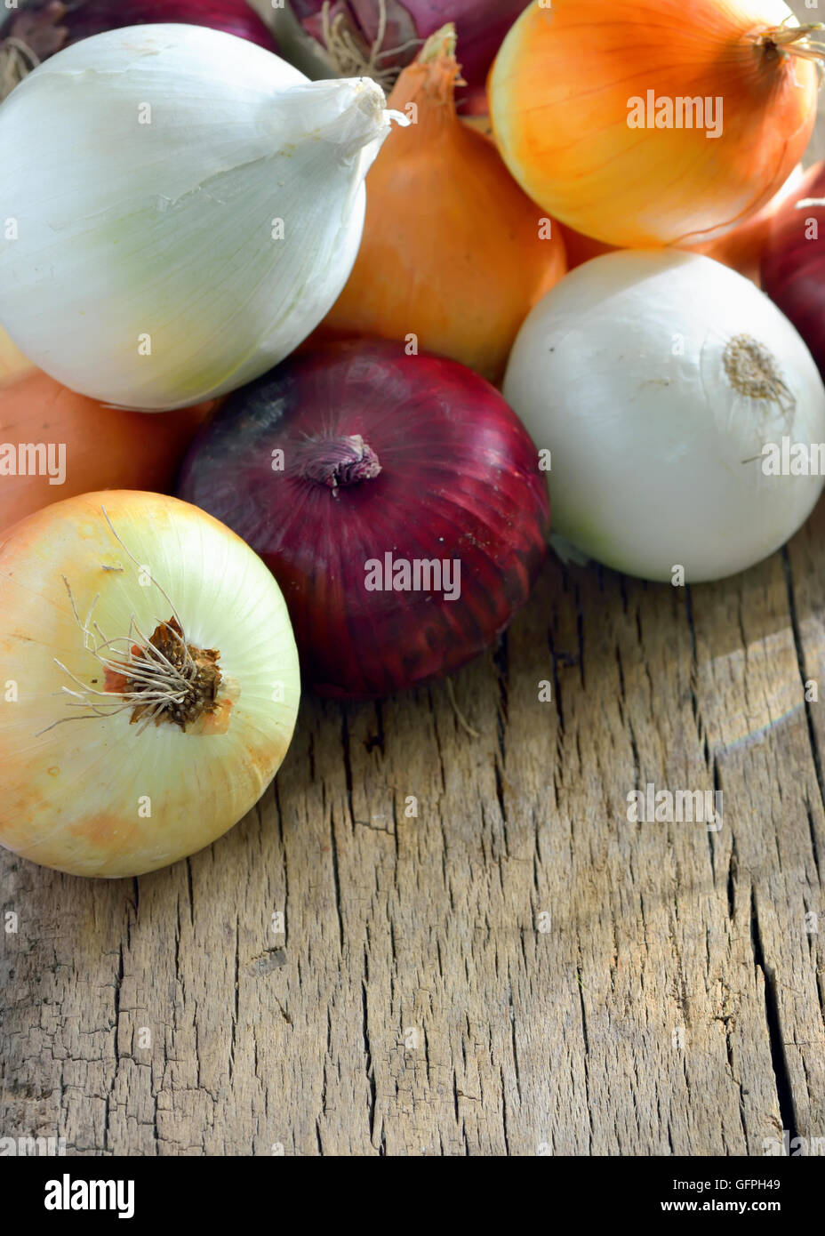 Verschiedene Arten von Zwiebeln auf Holztisch Stockfoto
