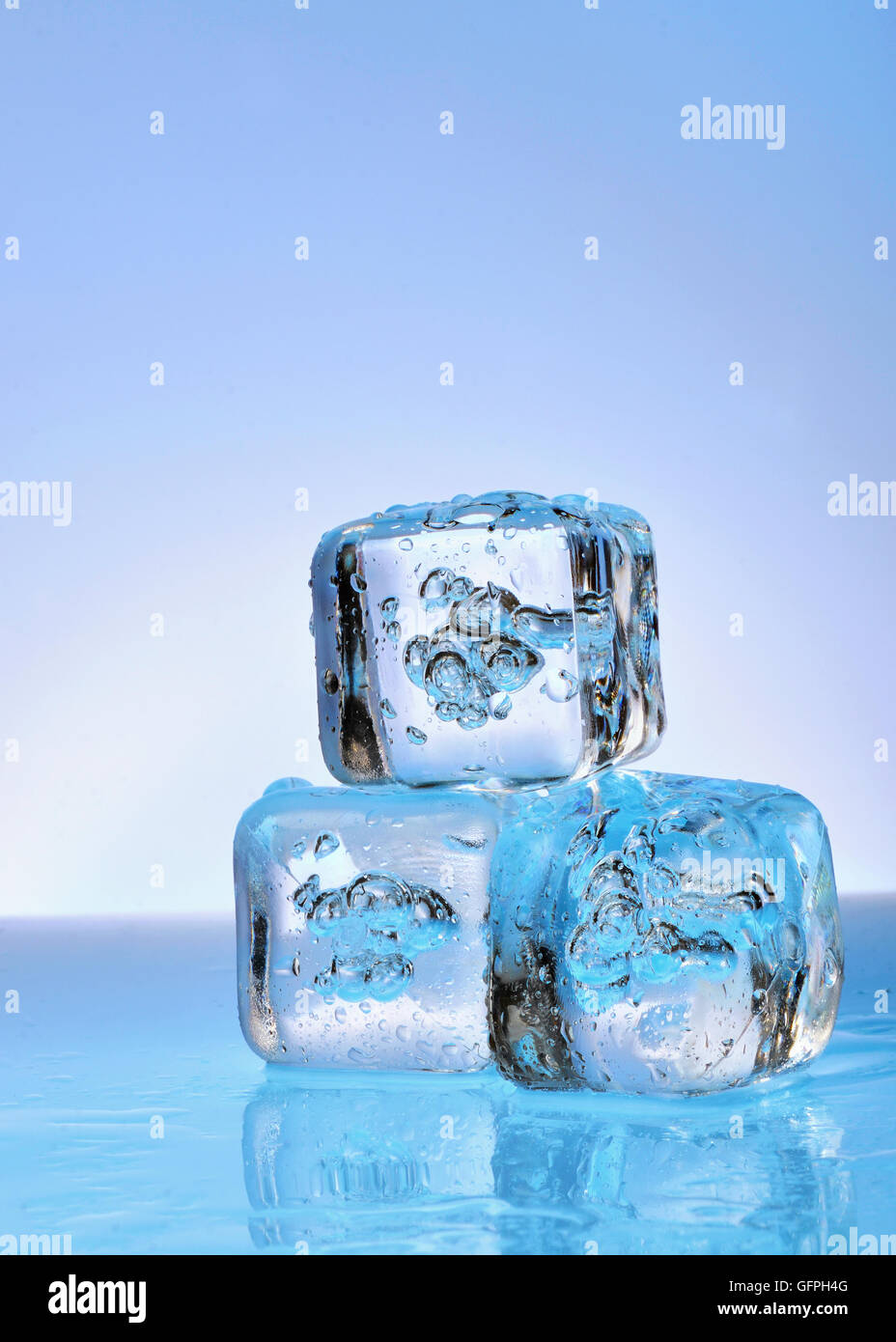 Drei Eiswürfel auf Glas Hintergrund Stockfoto