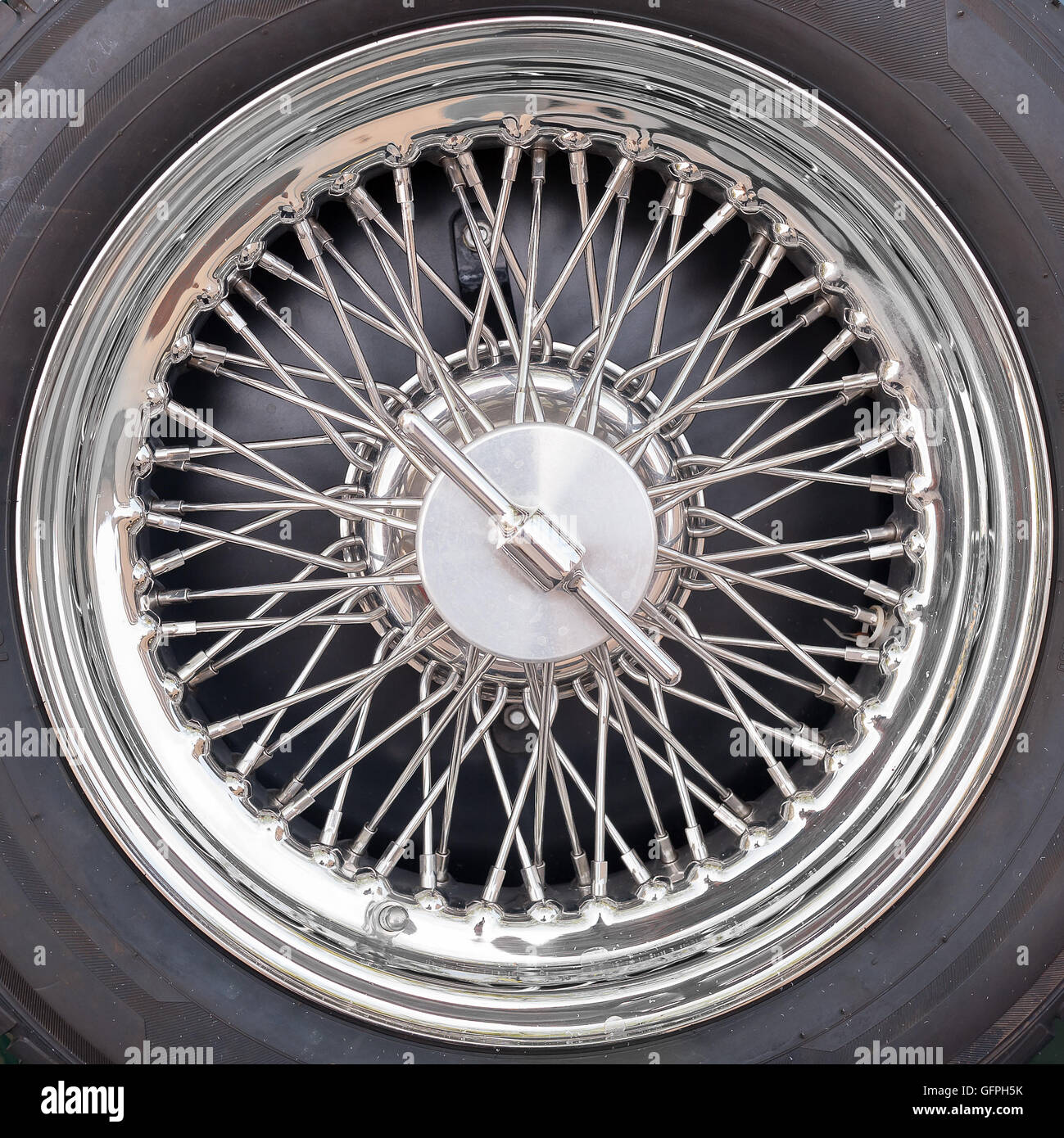 Nahaufnahme Detail aus einem alten Auto Reifen Rad mit Speichen Stockfoto