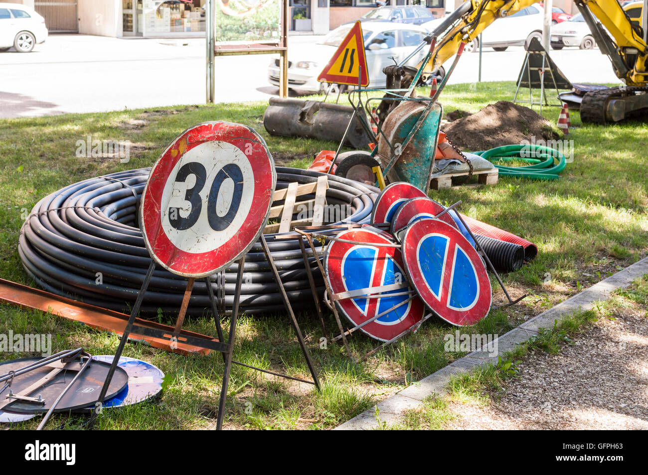 Verkehrszeichen-Gruppe bereit, in der Nähe der Baustelle installiert werden Stockfoto