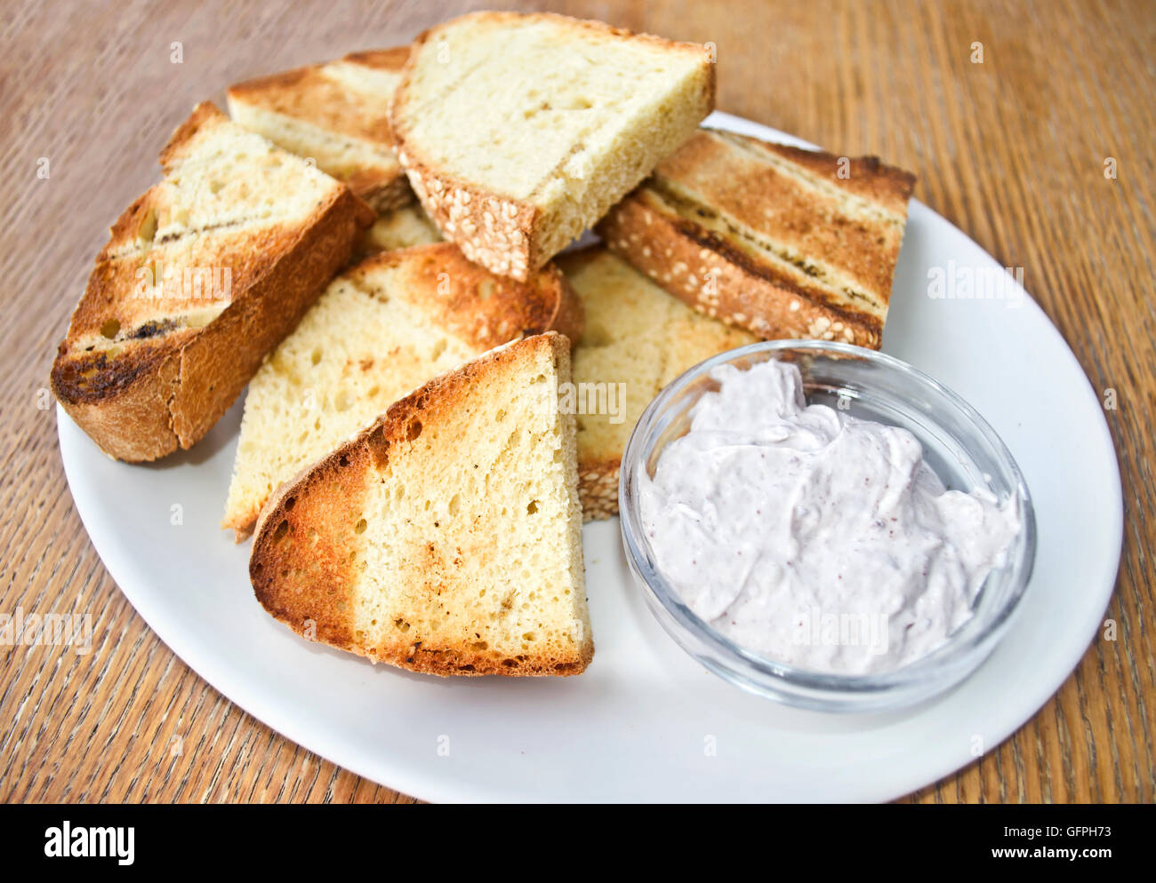 griechisches Brot mit Joghurtsauce Stockfoto