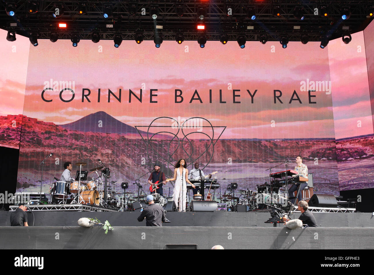 LONDON - 10. Juli 2016: Corinne Bailey Rae führt auf die Barclaycard Britische Sommerzeit Veranstaltung im Hyde Park am 10. Juli 2016 in Stockfoto