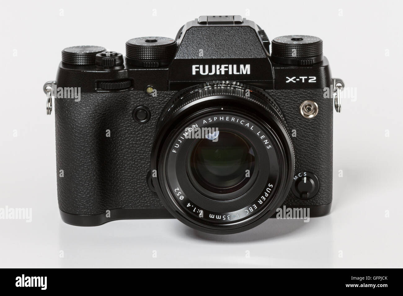 FUJIFILM X-T2, 24 Megapixel, 4K video spiegellose Kamera von vorne auf weißem Hintergrund Stockfoto