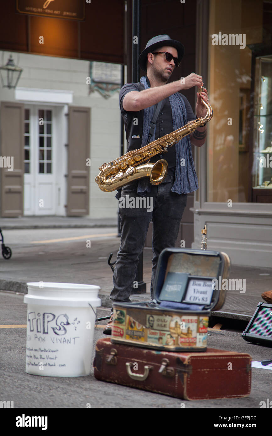 Musiker / Busker mit seinem Saxophon in New Orleans (French Quarter). Stockfoto