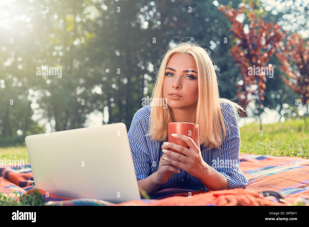 Vorderansicht der Studentin arbeiten mit einem Laptop in der Nähe von Universität Stockfoto