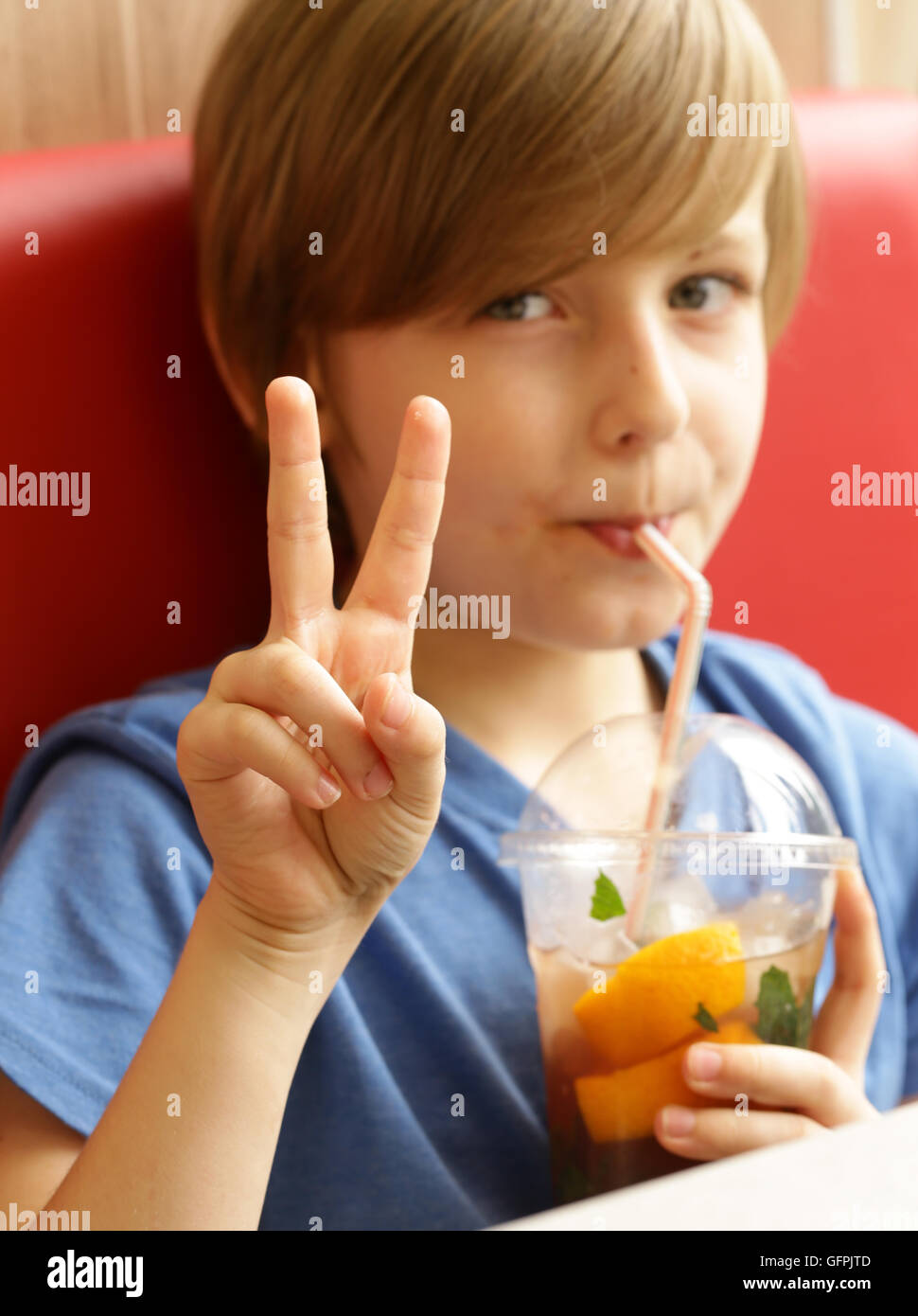 Blonder Junge Mit Blauen Augen 14 Blonder junge -Fotos und -Bildmaterial in hoher Auflösung – Alamy