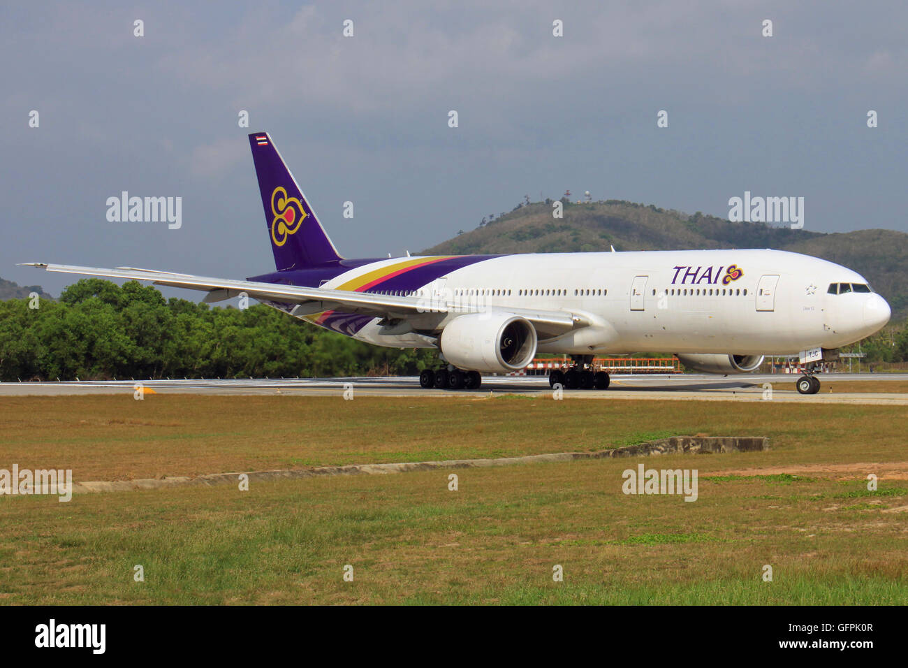 BANGKOK, THAILAND - 23. August 2015: Boeing 777-300 HS-TKD Thai Airways.Photo Schuss der Landung nach Bangkok Suvarnabhumi airport Stockfoto