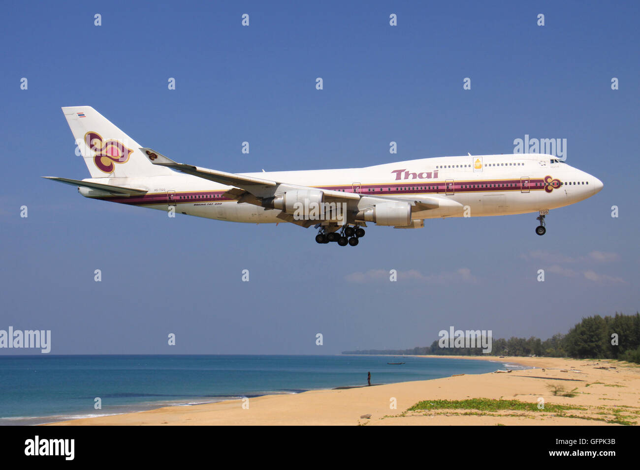 Phuket/Thailand Februar 9, 2017: Boeing 747 von Thai landet auf dem Flughafen Phuket. Stockfoto