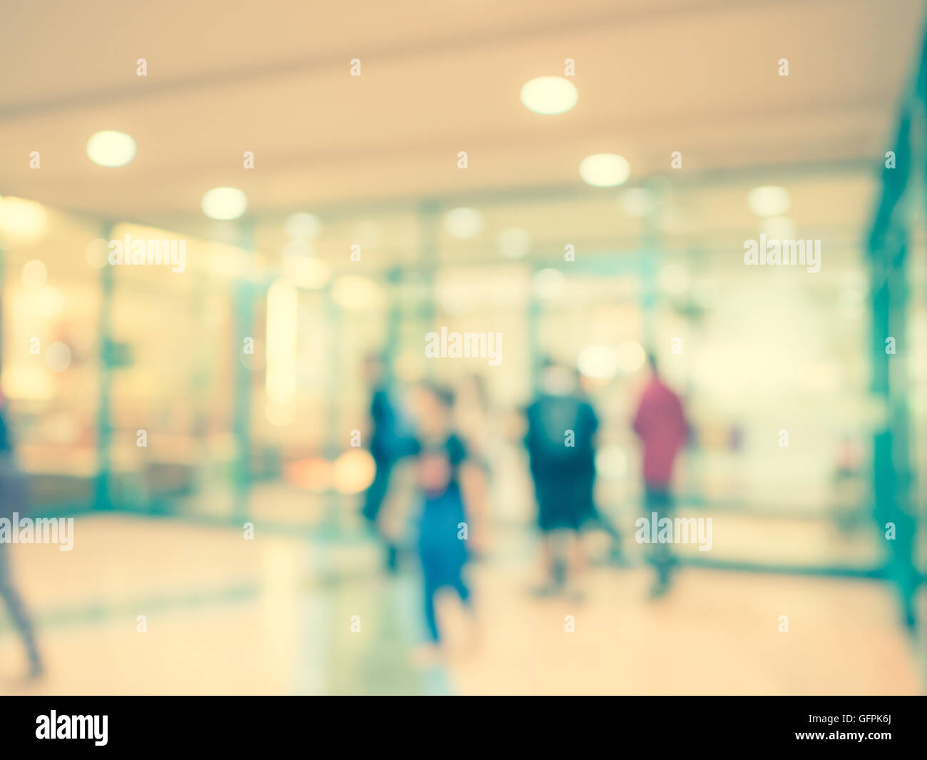 Unscharfen Hintergrund Unschärfe Menschen im Einkaufszentrum Hintergrund mit Bokeh und Vintage-Ton. Stockfoto