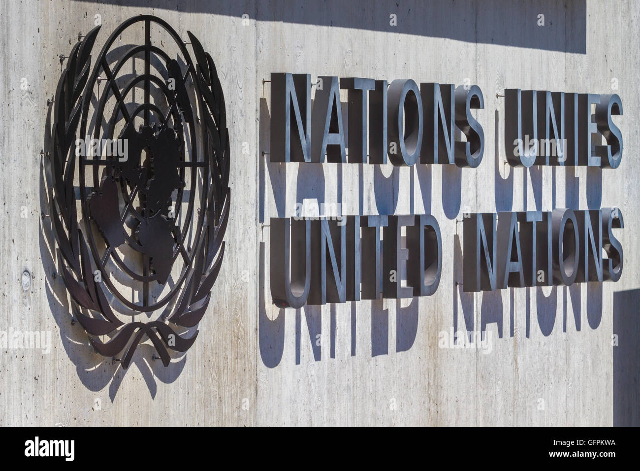 Logo am Eingang zu den Vereinten Nationen (Palast der Nationen) Stockfoto