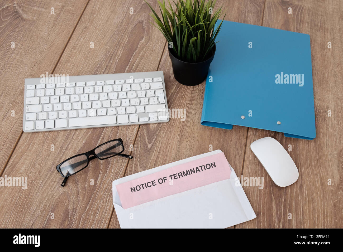 Bekanntmachung über die Job-Kündigung-Pink-Slip auf Schreibtisch Stockfoto
