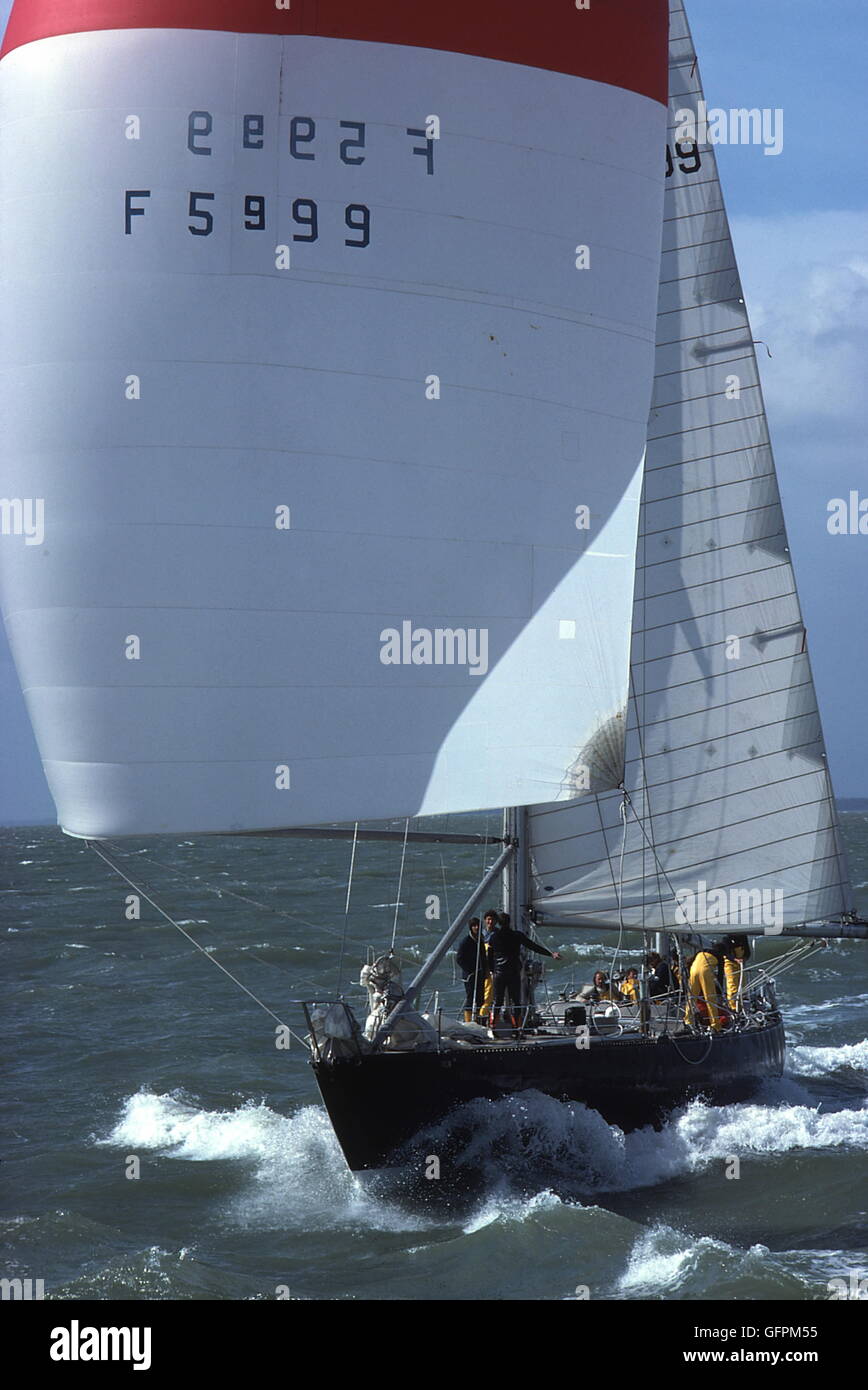 AJAXNETPHOTO. 1978. SOLENT, ENGLAND. -WHITBREAD RENNEN 1978 - FRANZÖSISCHE YACHT PEN DUICK VI AUF DER ZIELLINIE VON DER 4. ETAPPE DES 1977/8 WHITBREAD ROUND THE WORLD RACE.  FOTO: JONATHAN EASTLAND/AJAX REF; 704101 Stockfoto