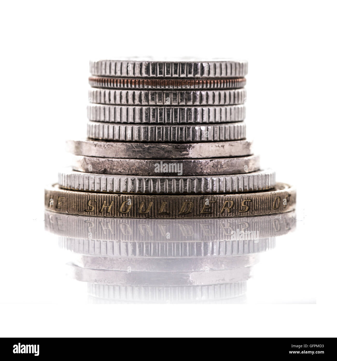 Haufen von Münzen auf weißem Hintergrund Stockfoto
