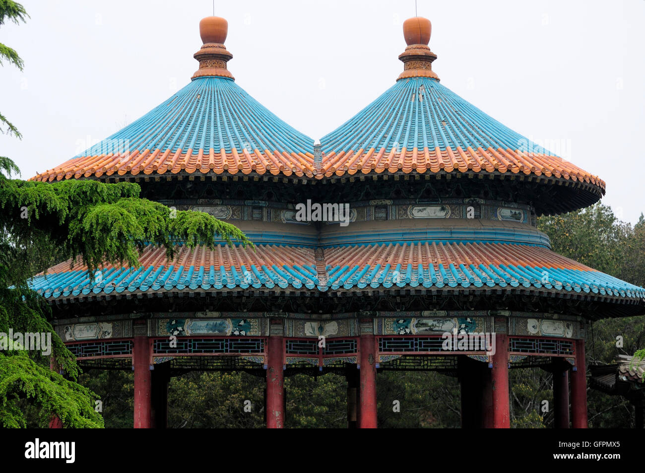 Ein chinesisches entwarf Dach auf einer Gartenlaube Tiantan Park oder Tempel des Himmels landschaftlich reizvollen Gegend in Peking. Stockfoto