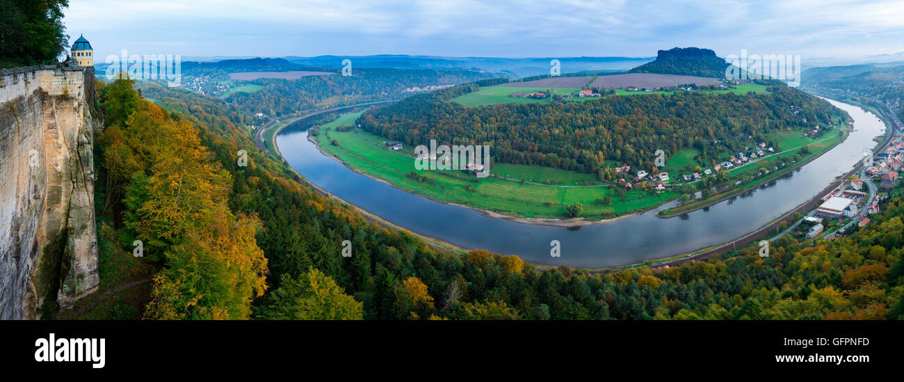 Blick aus Sicht der Bastei in der sächsischen Schweiz Deutschland auf die Stadt und den Fluss Elbe an einem sonnigen Tag im Herbst Stockfoto