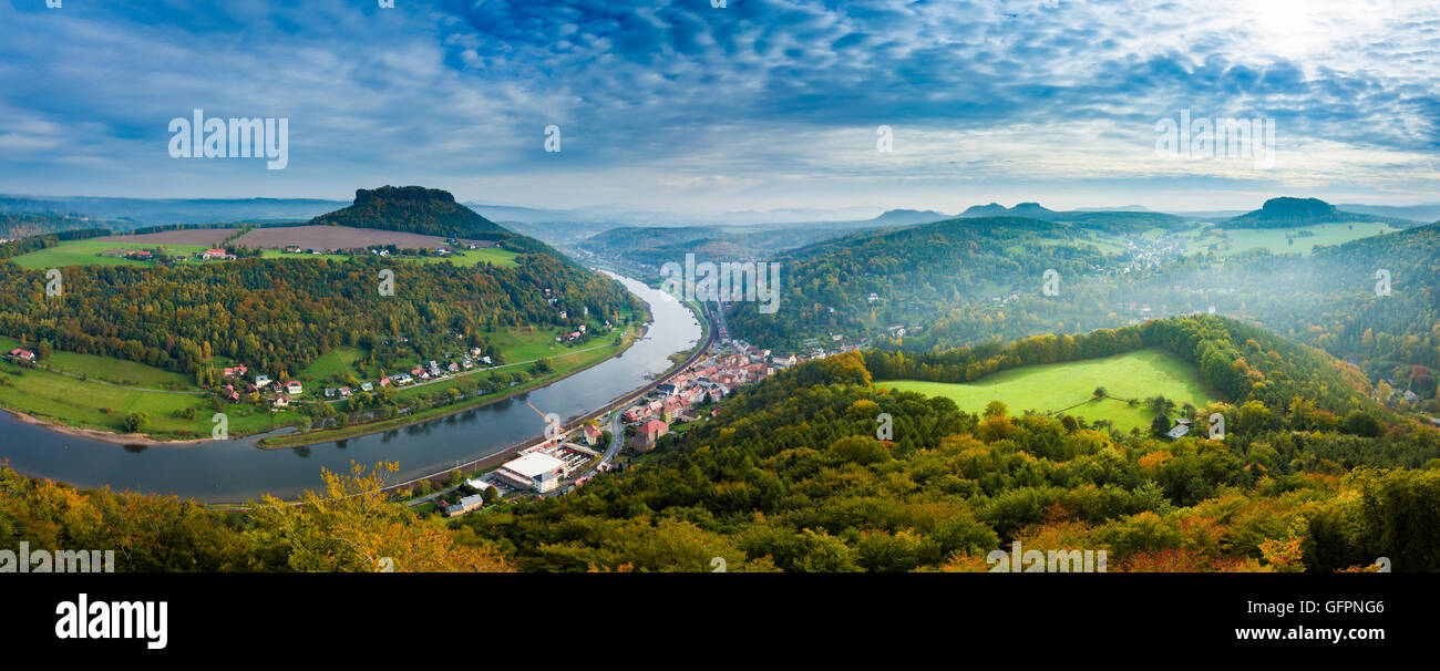 Blick aus Sicht der Bastei in der sächsischen Schweiz Deutschland auf die Stadt und den Fluss Elbe im Herbst. Stockfoto