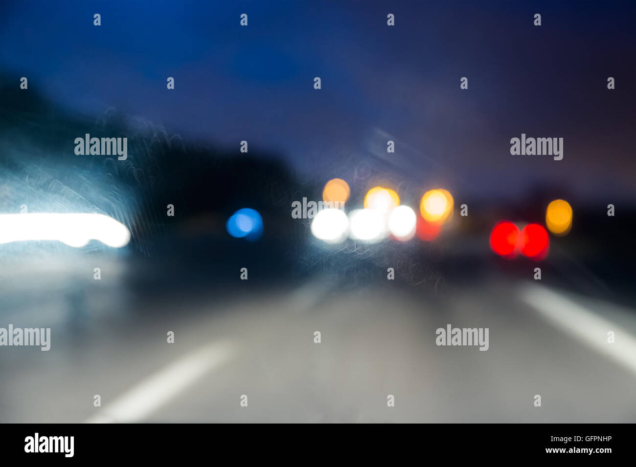 verschwommene Verkehr bei Nacht Road angesehen durch Auto Windschutzscheibe Stockfoto