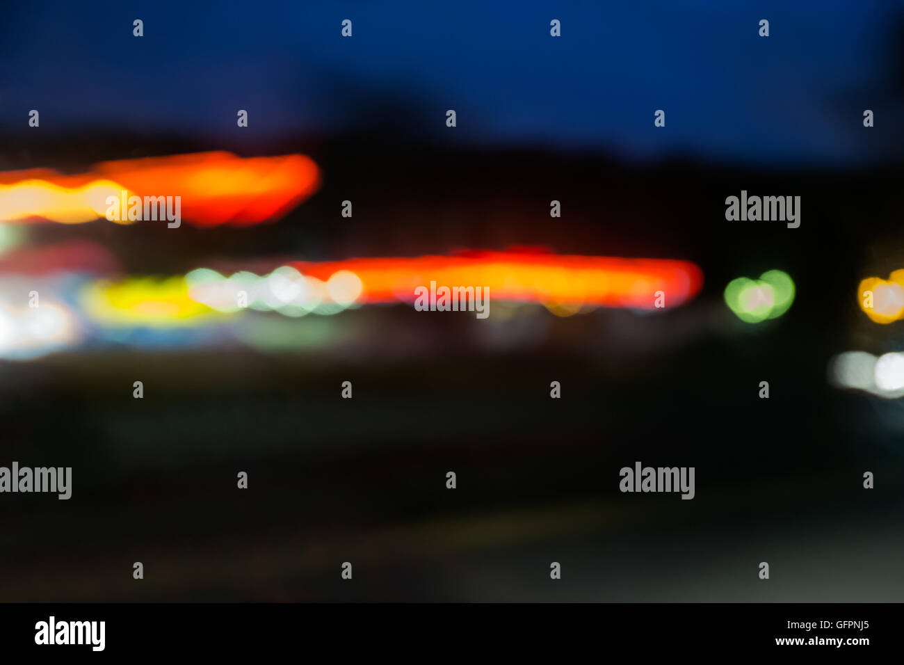 Stadtverkehr defokussierten Nacht betrachtet durch ein Auto Windschutzscheibe Stockfoto