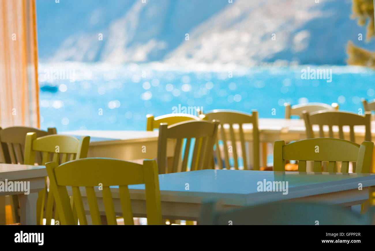 Tisch im Restaurant auf dem Meer Hintergrund Stockfoto