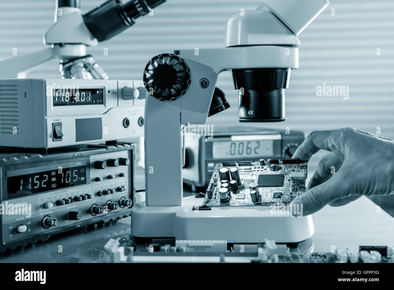 Vergrößerungsglas Geräte arbeiten mit den Chips auf dem master Arbeitsplatz Stockfoto