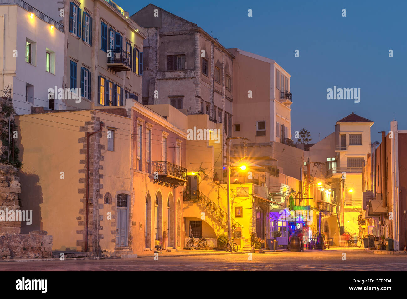 Chania, Kreta, Griechenland: Venezianischer Hafen in den wunderschönen Sonnenuntergang Stockfoto