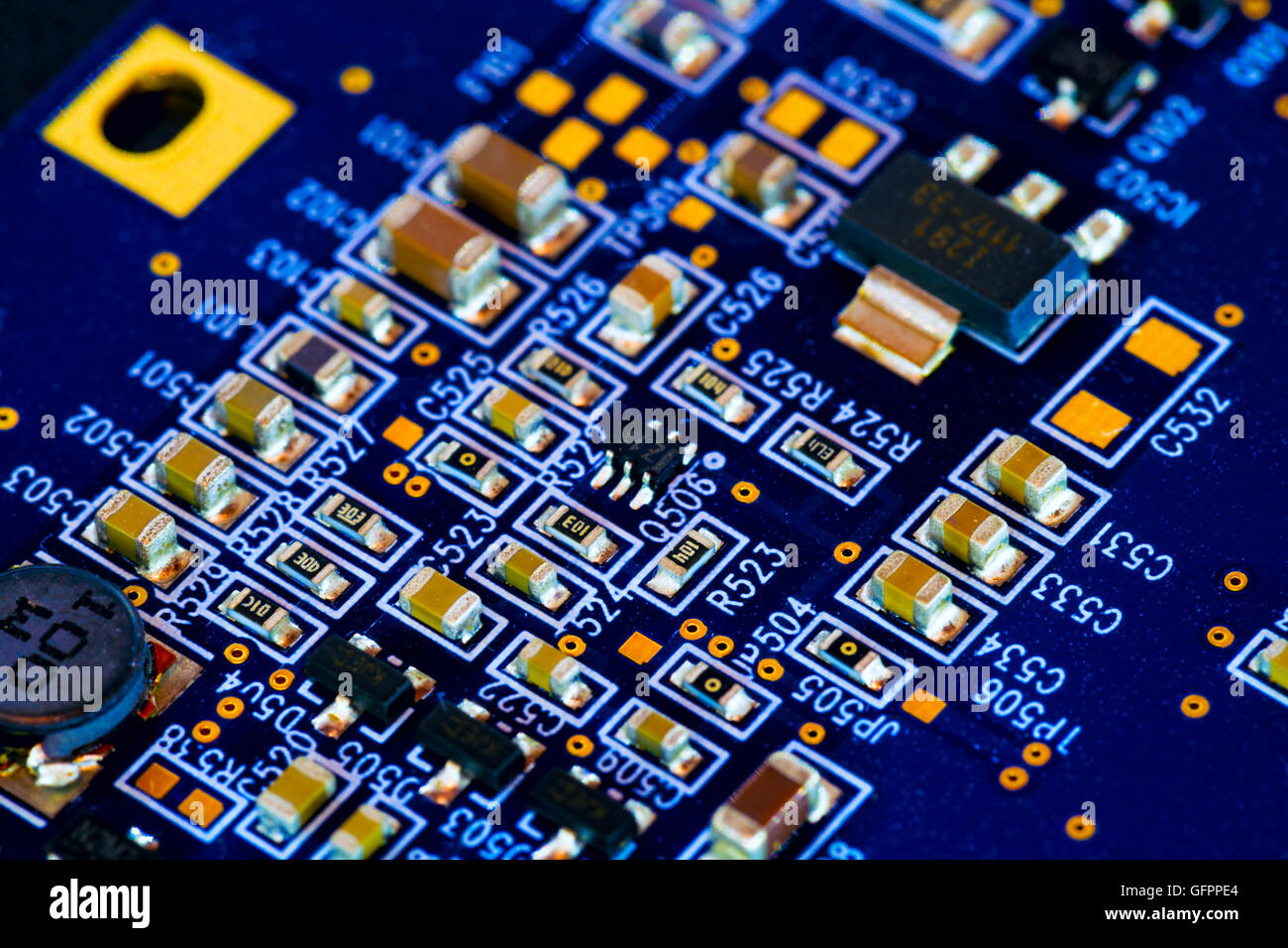 Mikrochip auf Platine Leiterplatte Stockfoto