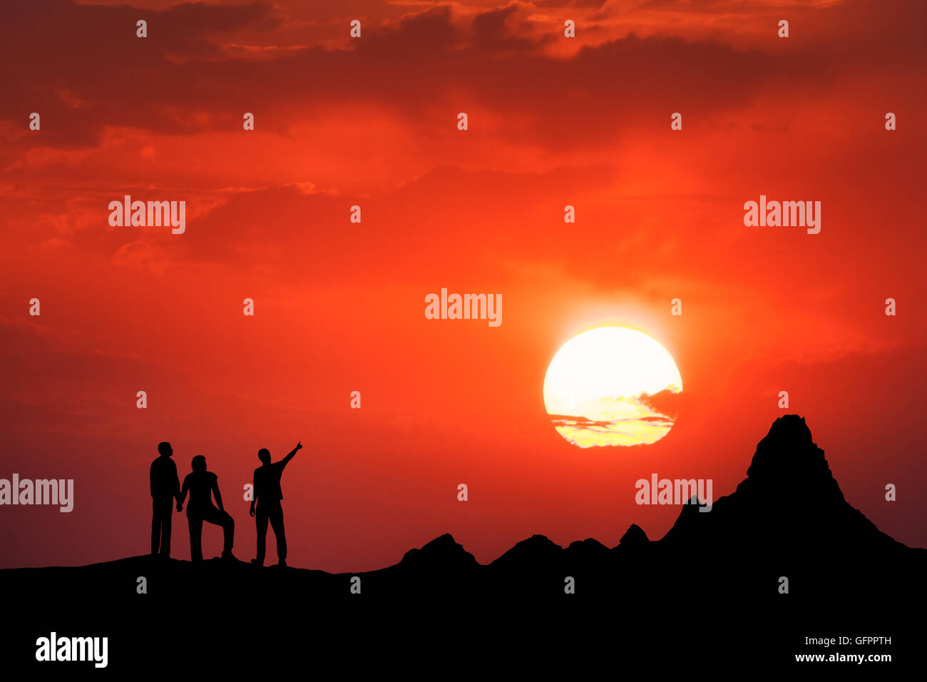 Landschaft mit Silhouette stehend Leute und schönen Himmel mit großer Sonnenterrasse. Freunde auf dem hohen Berg-Gipfel gegen die beaut Stockfoto