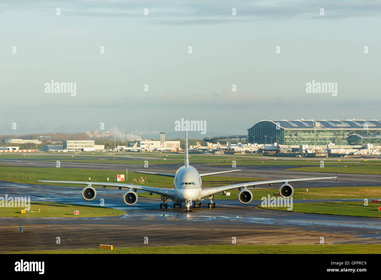 Qatar Airways Airbus A380 am Flughafen Rollen. Aufgenommen am Flughafen London Hethrow Stockfoto
