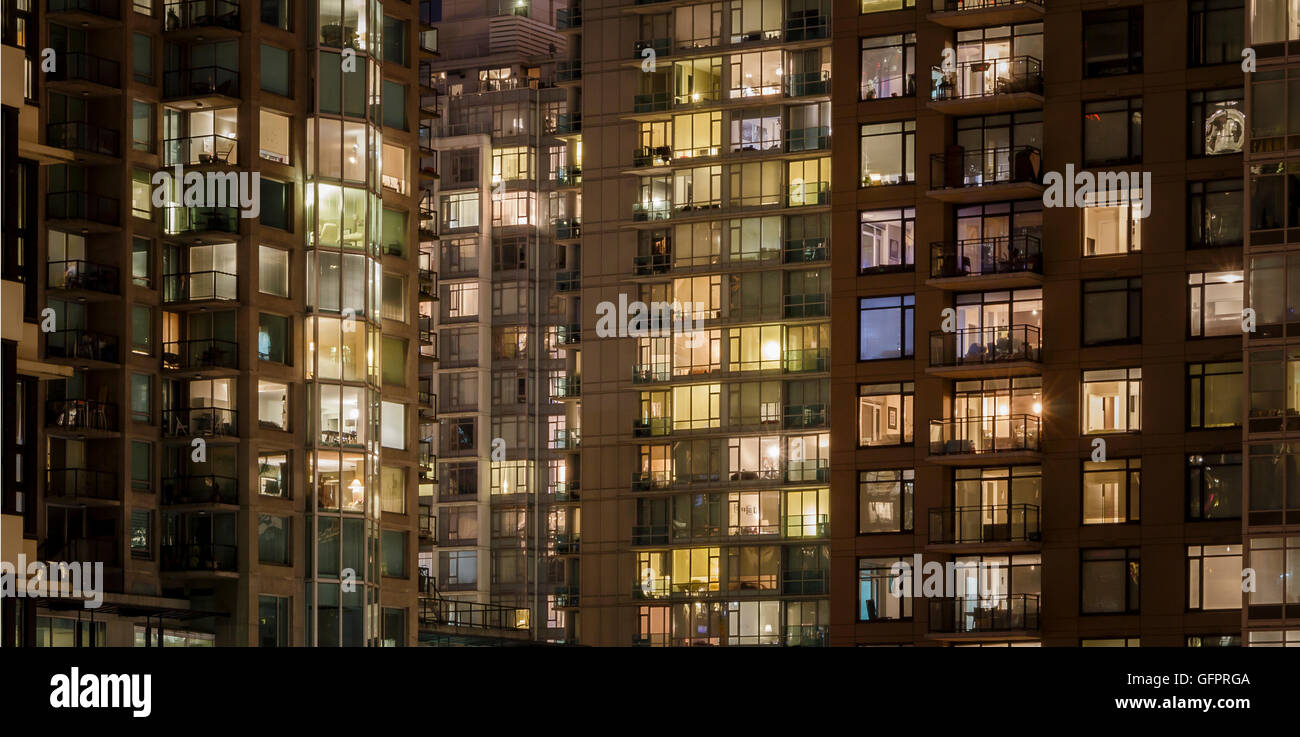 Abstrakte Schuss von Lichtern in mehreren Mehrfamilienhäusern Stockfoto