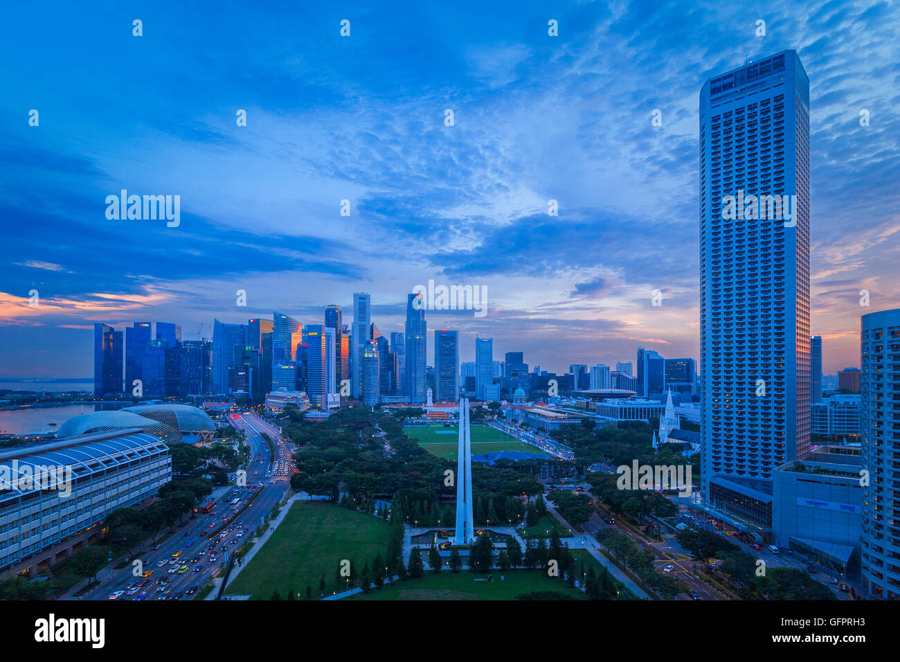 Ein Schuss von Singapur ist downtown bei Sonnenuntergang aufgenommen. Stockfoto