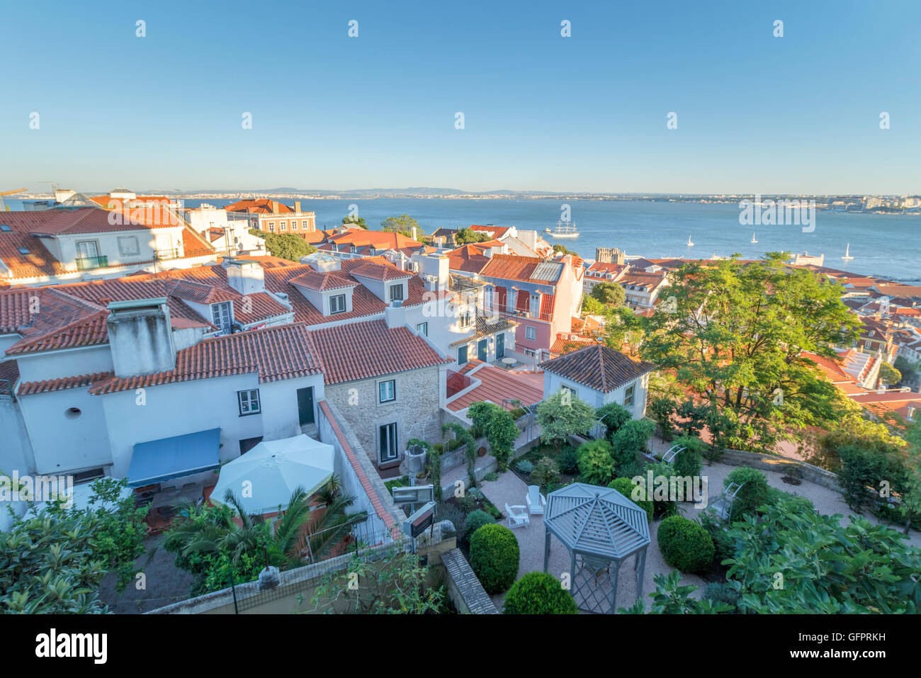Ein Blick über die Stadt von Lissabon, Portugal. Entnommen aus dem Gelände der St Geroge Burg Stockfoto