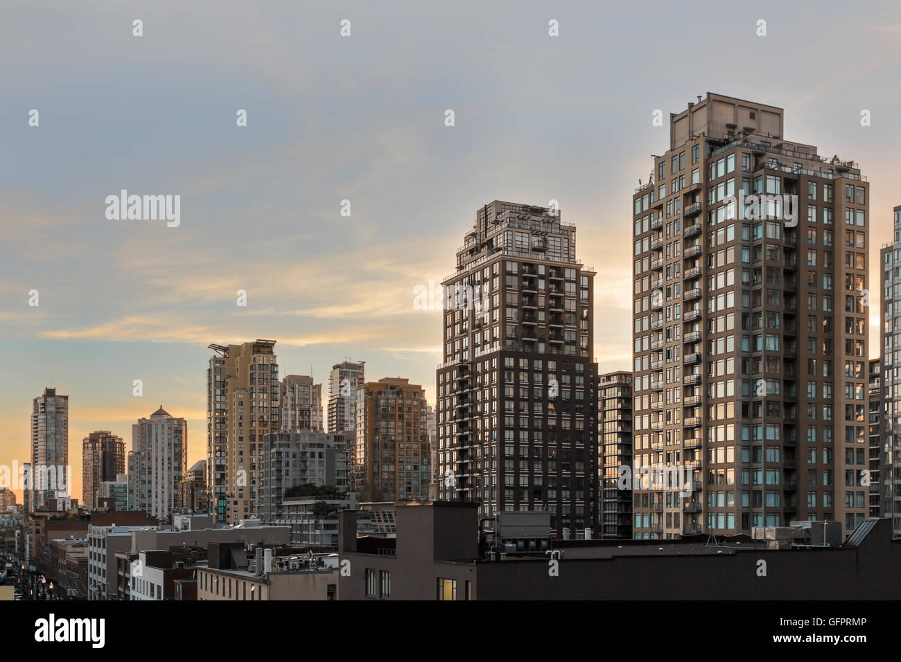 Sonnenuntergang erschossen von Wohngebäuden Wohnung. Genommen in Yaletown, Vancouver Stockfoto