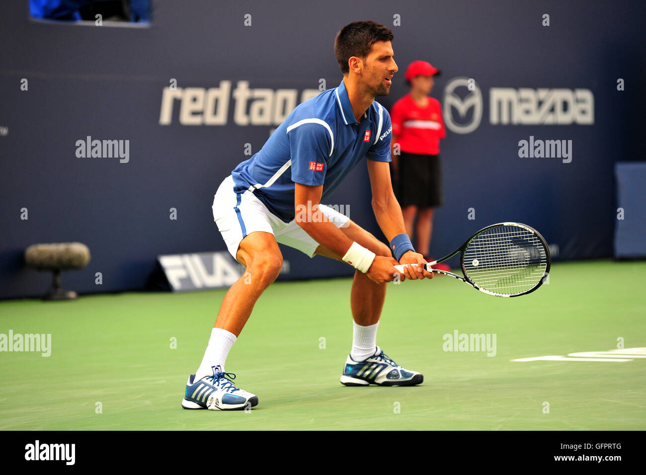 Novak Djokovic, der wartet, um zu erhalten eine dienen an den 2016 Rogers Cup Turnier in Toronto. Stockfoto